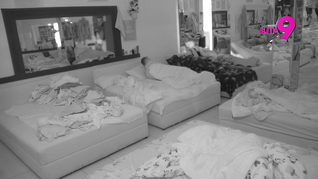 HIT SCENA! Nakon vrele akcije sa Sarom, Mikiju pristužu čestitke, evo ko mu se prvi obratio (VIDEO)