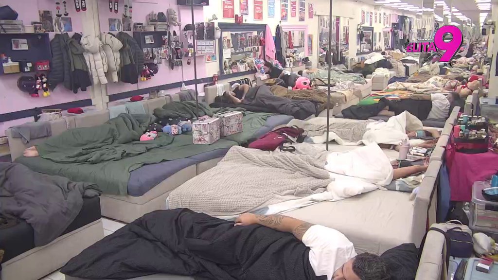 KUĆA VRVI OD HEMIJE! Dok su svi spavali, Maja i Asmin vodili vatrene razgovore (VIDEO)