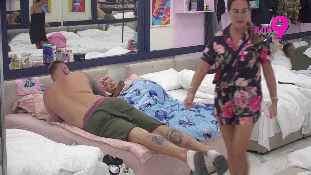 Janjuš se bacio u akciju: Uleteo u Majin krevet i pokušao da je zavede, ona poludela! (VIDEO)