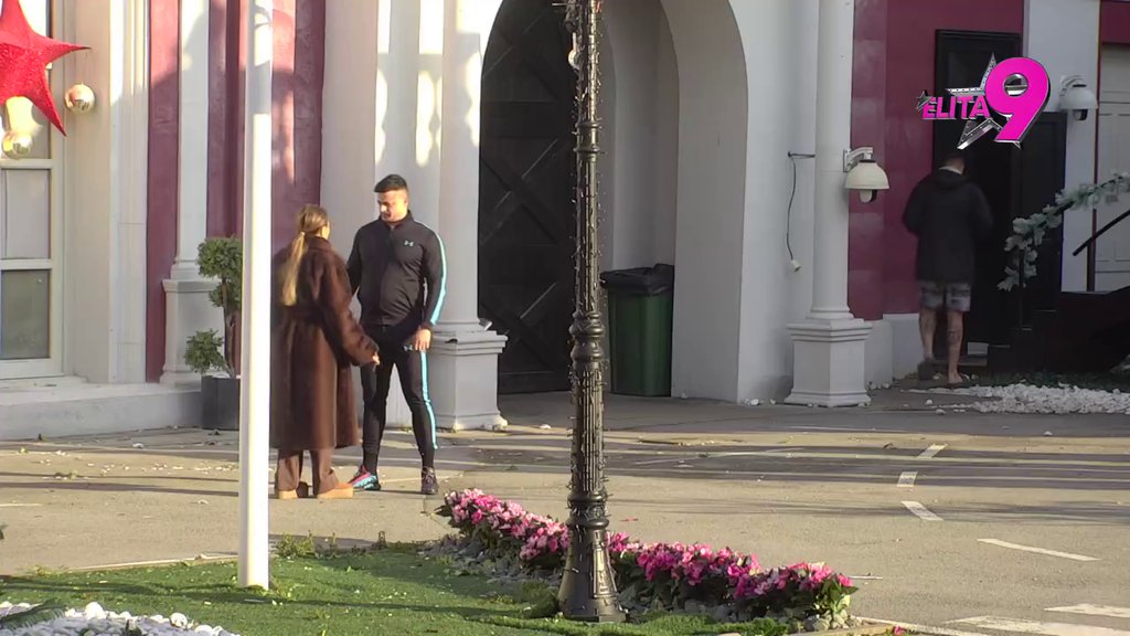 POTPUNO PREUZEO KONTROLU! Terza zabranio Sofiji druženje sa učesnicima, pa je zamazivao oči ROMANTIČNIM PESMAMA! (VIDEO)