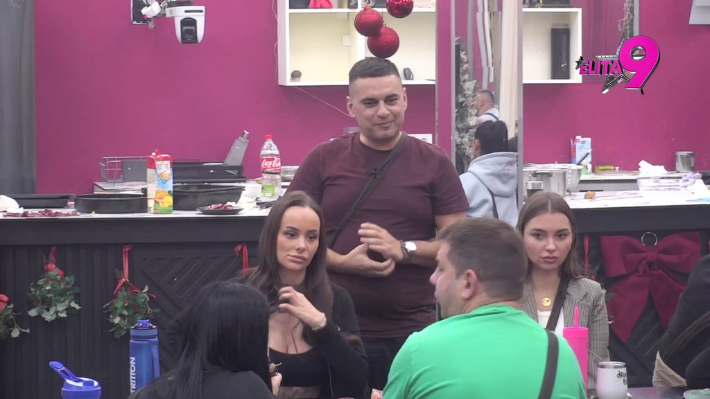 Ovaj kadar najviše boli Alibabu: Anđelo u sendviču između Maje i Aneli, paklena trojka mnogima bode oči! (VIDEO)