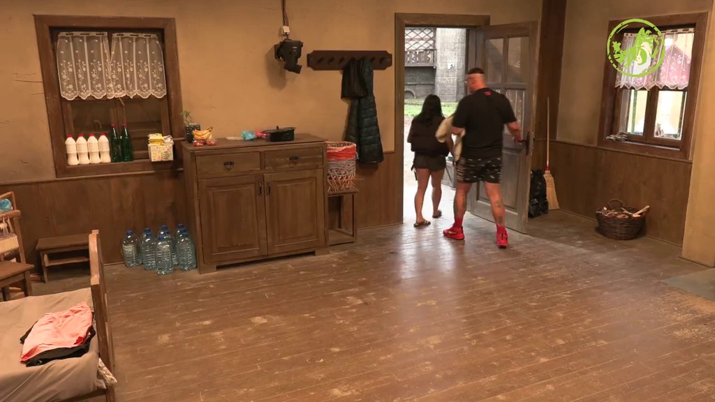 OVO SE NE VIĐA SVAKI DAN: Kristijan i Aleksandra uneli KOKOŠKU u gazdinu kuću, pa uradili OVO (VIDEO)