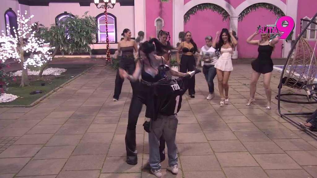 Od ovih scena može da se rikne! Devojke umalo spržile procesor Toši, memorija na njegovom USB-u raste kako mu koja priđe (VIDEO)