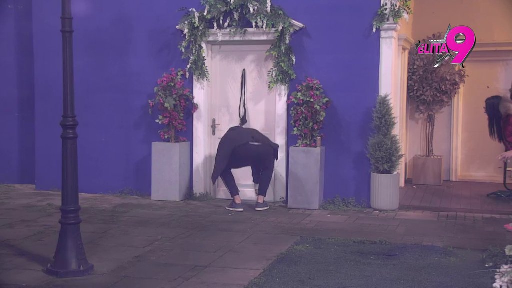 Ovo je totalni šou! Sara Stojanović videla zmiju u veceu, pa istrčala kao furija: Jao Janjuše... (VIDEO)