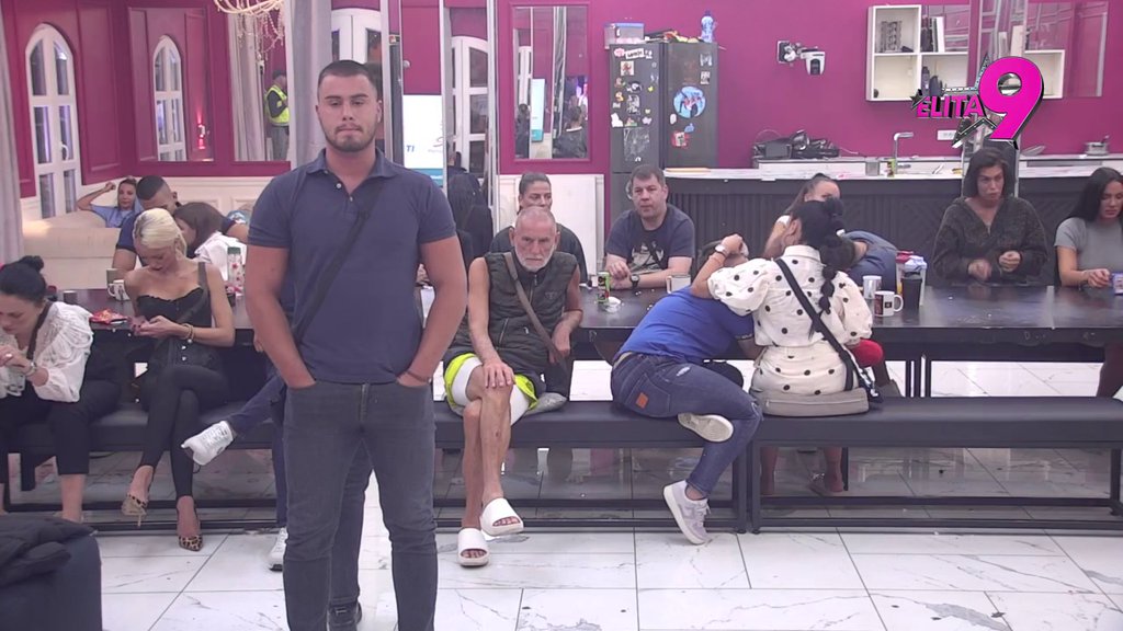 Ne smetaju mu vrele akcije sa njom: Viktor svim silama pokušava da se opere, Mina ponovo doživela nervni slom (VIDEO)