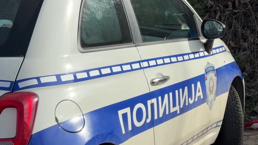 SAOBRAĆAJNA NESREĆA KOD NIŠKE BANJE: Vozilo se zakucalo u banderu (VIDEO)