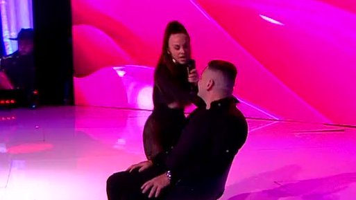 Bebica radi sklekove dok ga Teodora gazi štiklom! On nije skidao pogleda sa njenih grudi, a Milica i Žana pokušale da otvore oči Macanoviću: Vidimo kako ga gledaš (VIDEO)