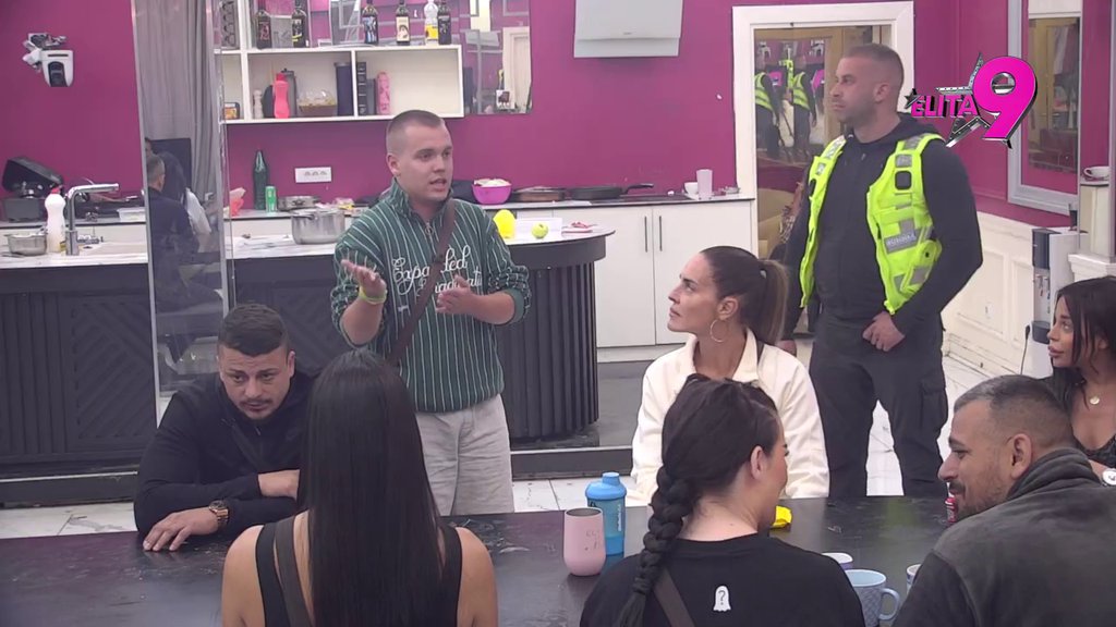 Karambol: Luka doživeo pomračenje zbog Dače i zaleteo se na njega, obezbeđenje napravilo živi zid! (VIDEO)