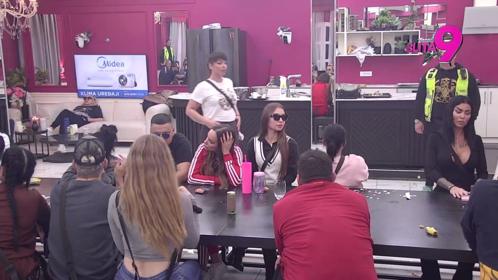 RAT NA NEKOLIKO FRONTOVA: Miljana Kulić zaratila sa pola Bele kuće, osula žestok rafal po Ivanu, Zorici i Luki! Iznela brojne uvrede! (VIDEO)