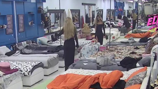 Šlag dolazi na kraju! Aneli se sprema u praznoj sobi, rešila da zasija i pokaže Caru kakvu lavicu ima pored sebe (VIDEO)