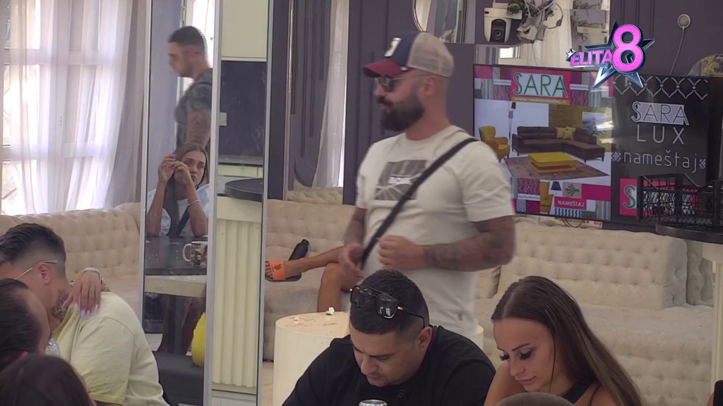 Jedna devojka neće doživeti da izađe iz očeve kuće i uda se zbog nje: Sanja demolirala Sofiju, Milovana i Poršelinu, a onda je Jelena obrisala patos s Lepim Mićom (VIDEO)