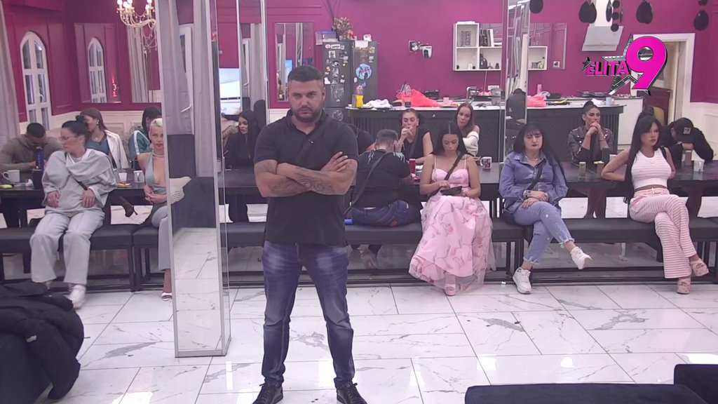 Počeo da prodaje maglu: Alibaba i Maja doživeli prosvetljenje otkad je ona napunila 30. godina, on svima maže oči vanserijskom ljubavi! (VIDEO)