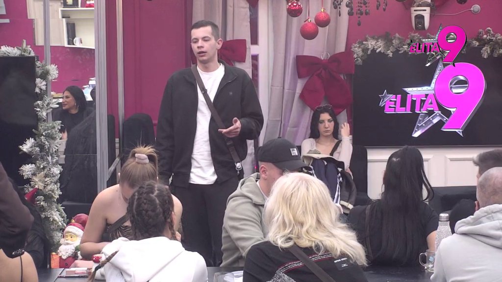 Upalili centrifugu: Alibaba i Aneli se svim silama peru od poljubaca, takmičari sigurni da im je Toša poslužio kao paravan! (VIDEO)