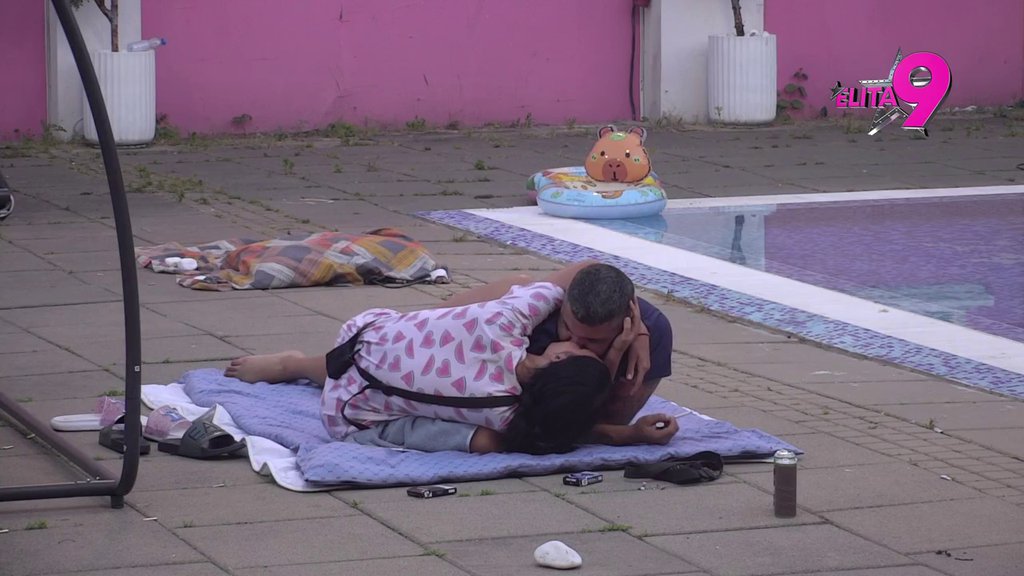Ne odustaje: Maja se nakačila na Asmina i na silu ga ljubi, nakon teških uvreda na korak do pomirenja! (VIDEO)