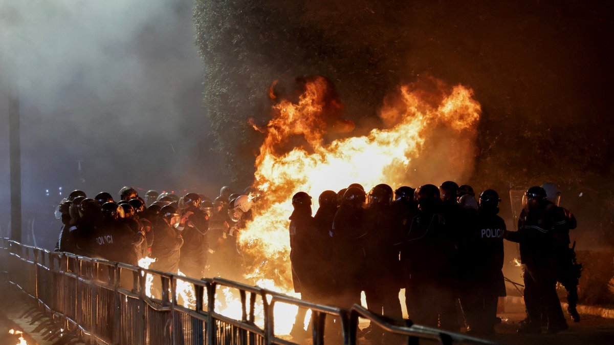 NASILNI PROTESTI PARALISALI TIRANU: Brutalni sukobi demonstranata i policije, vatra i gust dim na ulicama