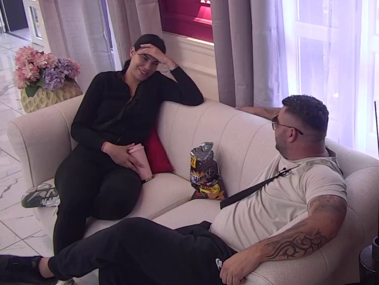 On mene i dalje voli, zaboravio je da ima devojku: Aneli žestokim rečima odgovorila na Alibabine prozivke! Ubeđenja da će on smuvati Minu, a evo šta kaže o Luki i Maji!